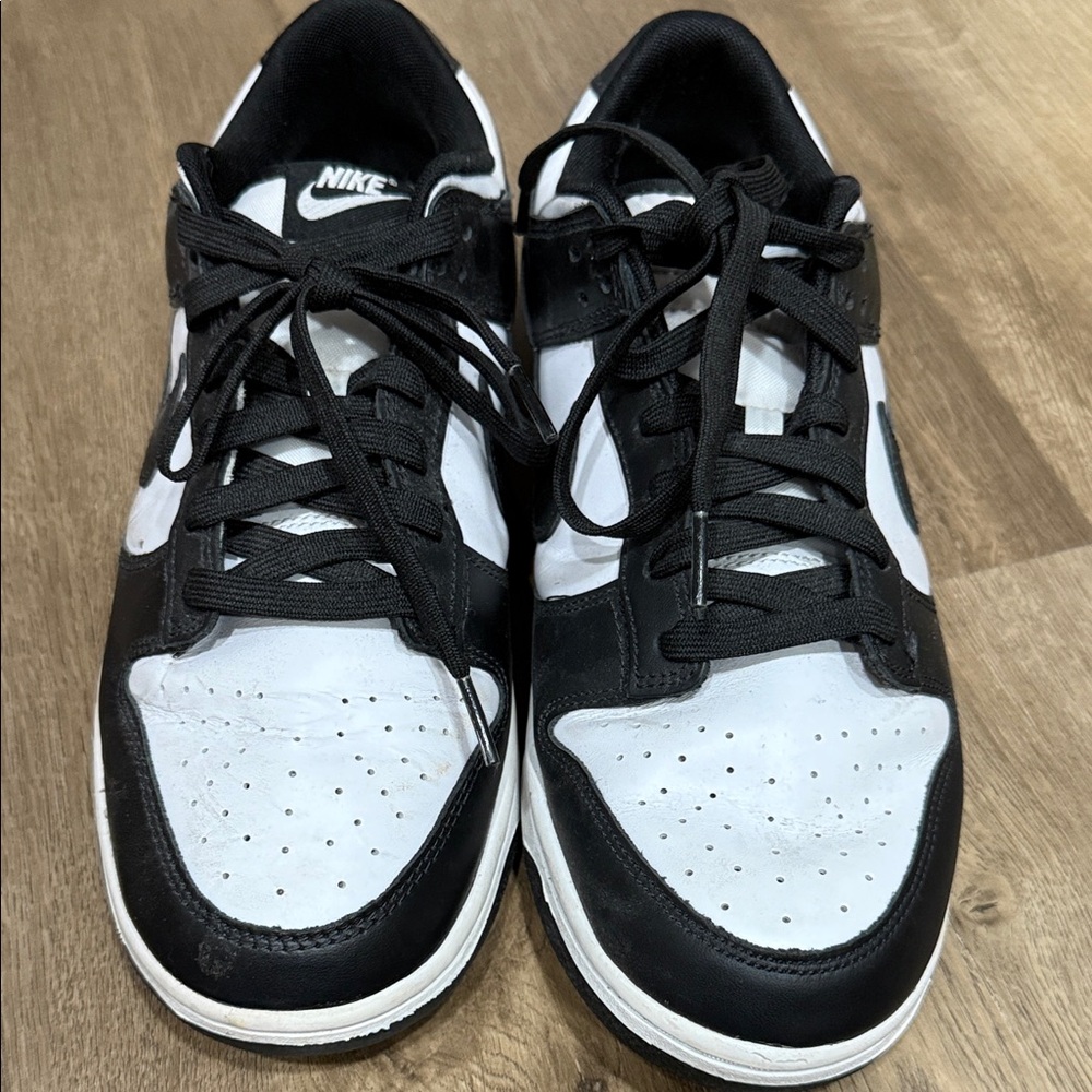 Nike Men's Classic Black and White Sneakers - Picture 13 of 14